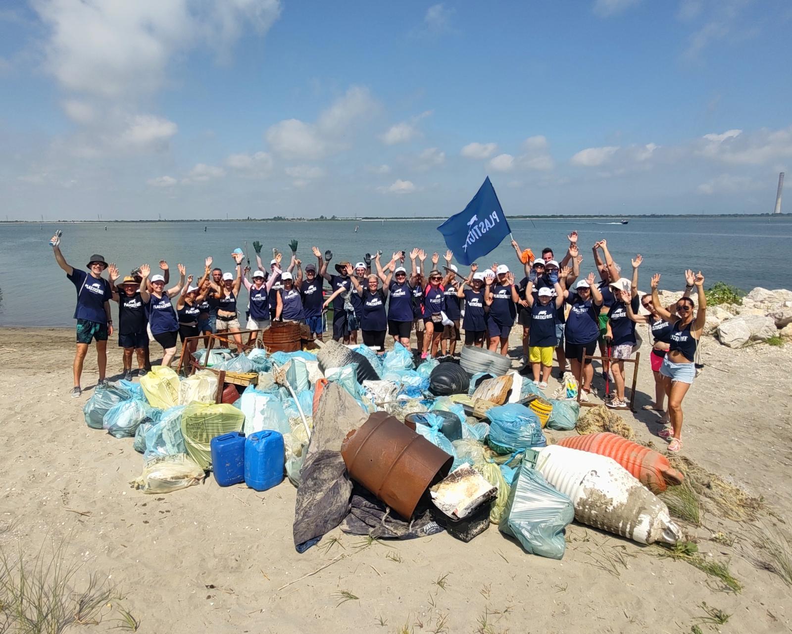 I volontari di Plastic Free affrontano lo scanno del Bacucco