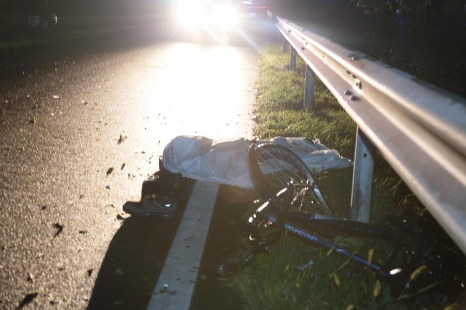 Investito e ucciso al buio, senza fanali e sotto la pioggia: conducente assolto