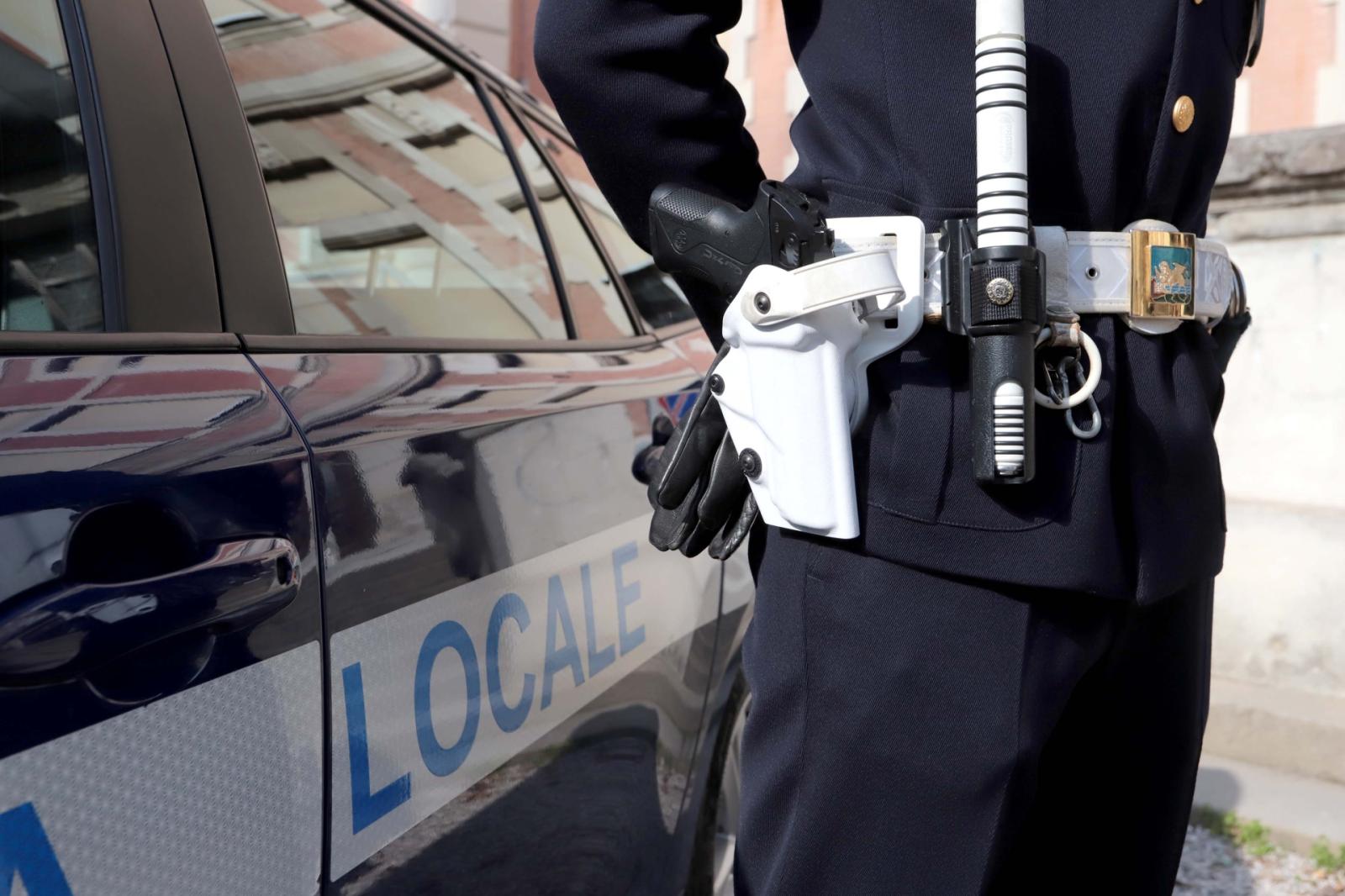 Entra al bar e strappa le mutande alla moglie