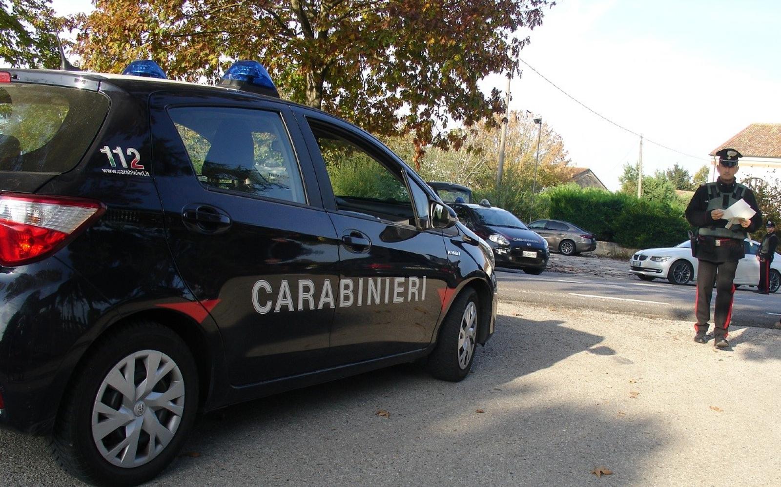 La perseguita, gli mettono il braccialetto elettronico