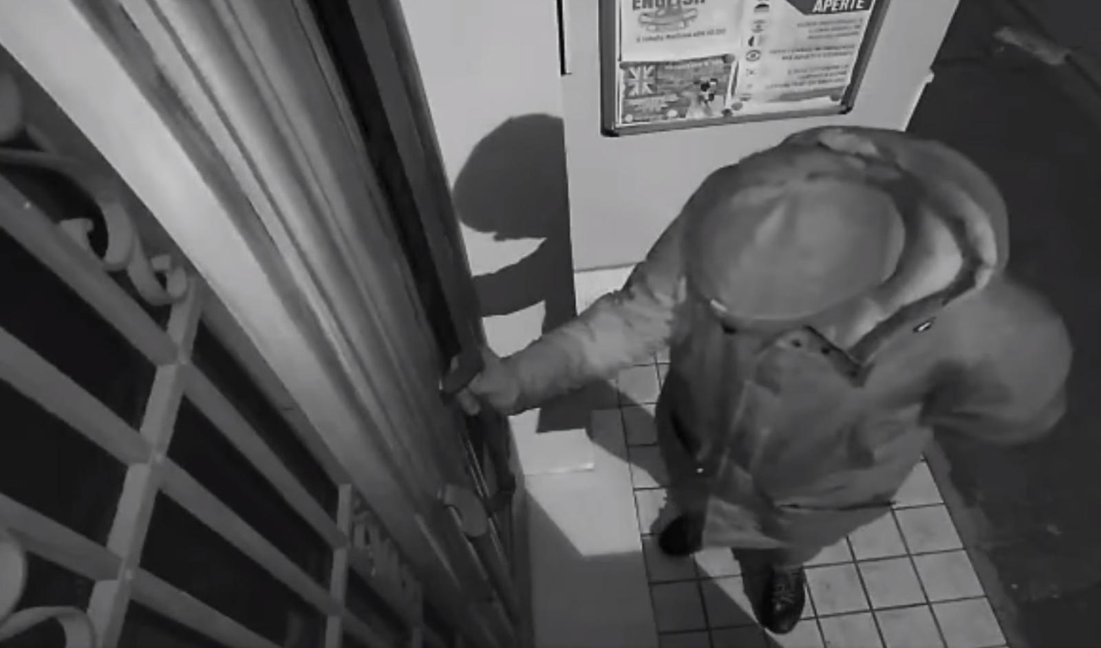 Tenta l'effrazione alla scuola di lingue, in pieno centro