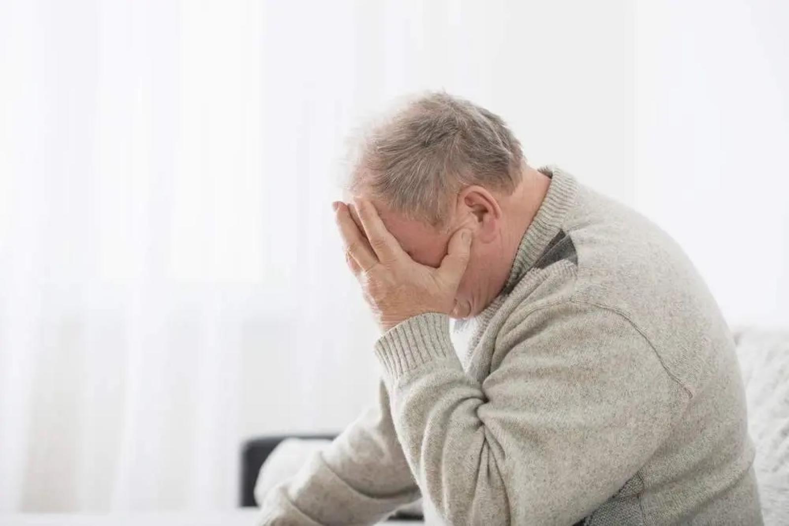 Anziano muore in casa, trovato dopo settimane