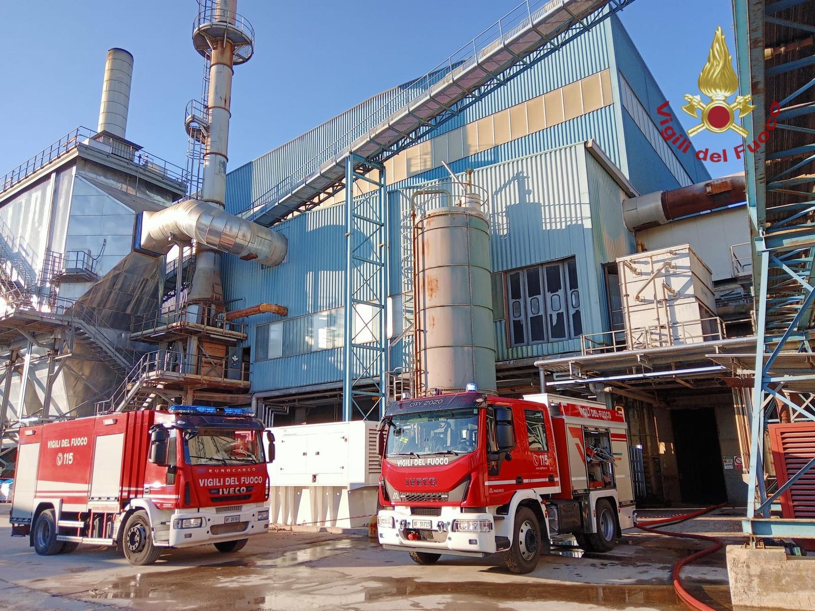 Colata di vetro fuso: arrivano i vigili del fuoco