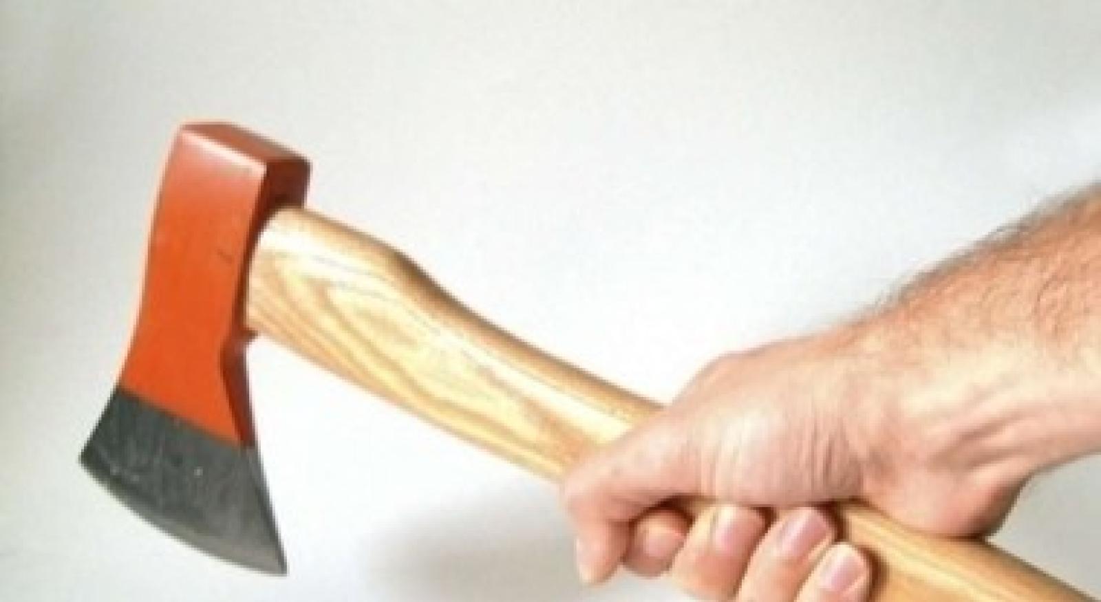 Lite coi vicini, li ferisce con una accetta