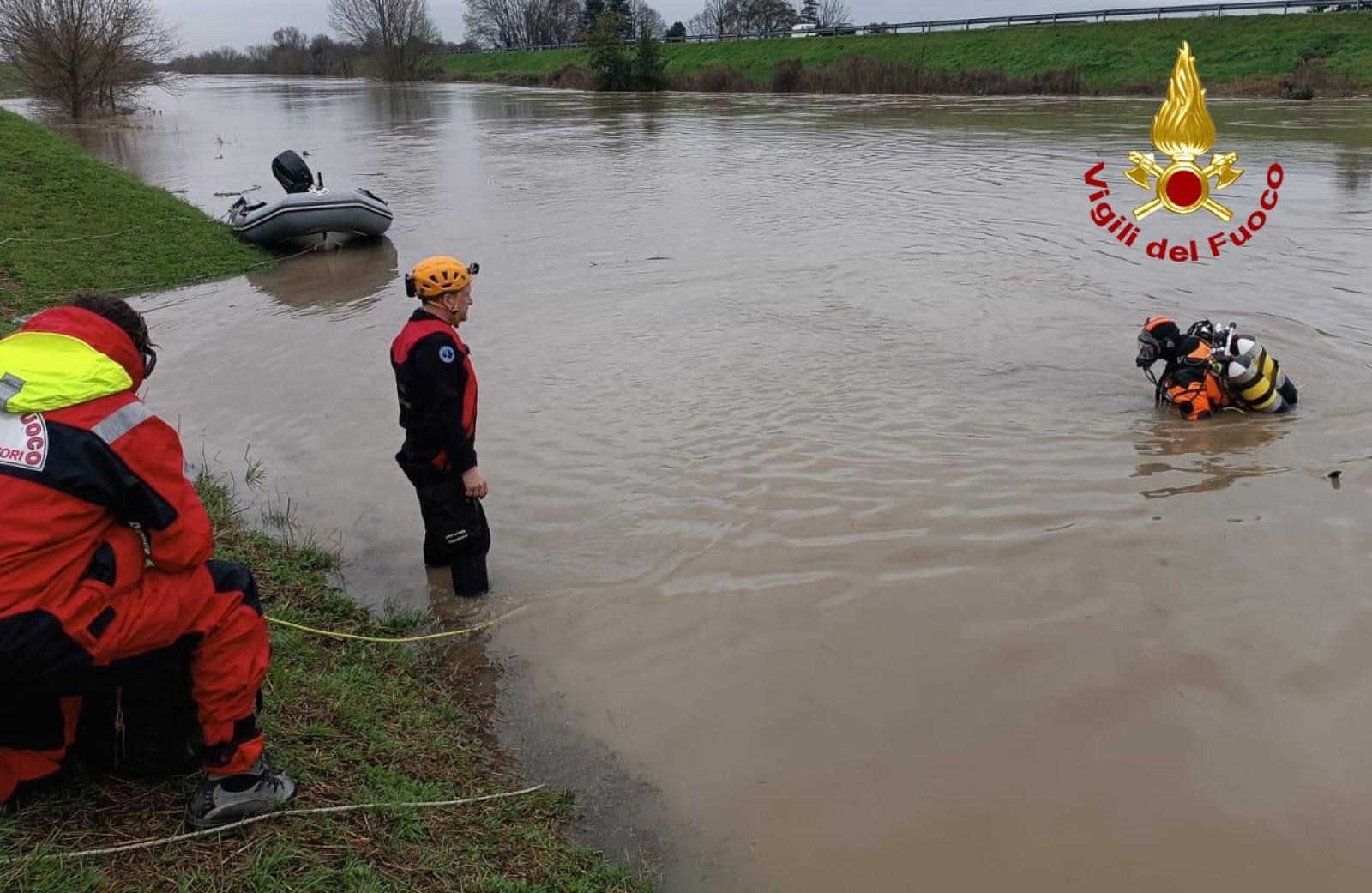Lei uccisa a coltellate, lui sparito, forse nel fiume