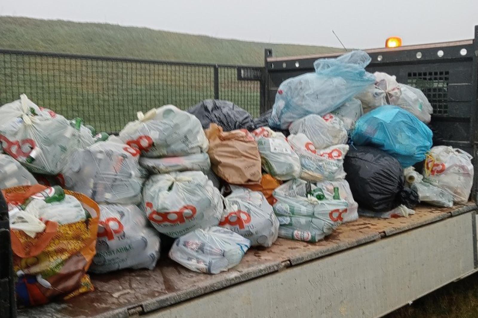 Trasforma l'argine in discarica: preso