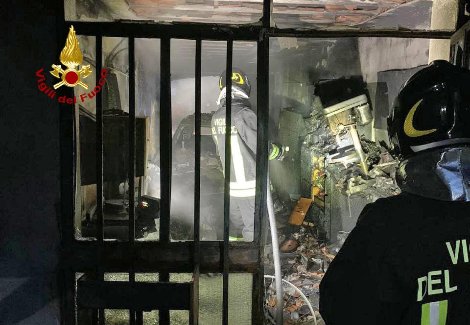 Esplode il garage, i pompieri salvano la villetta