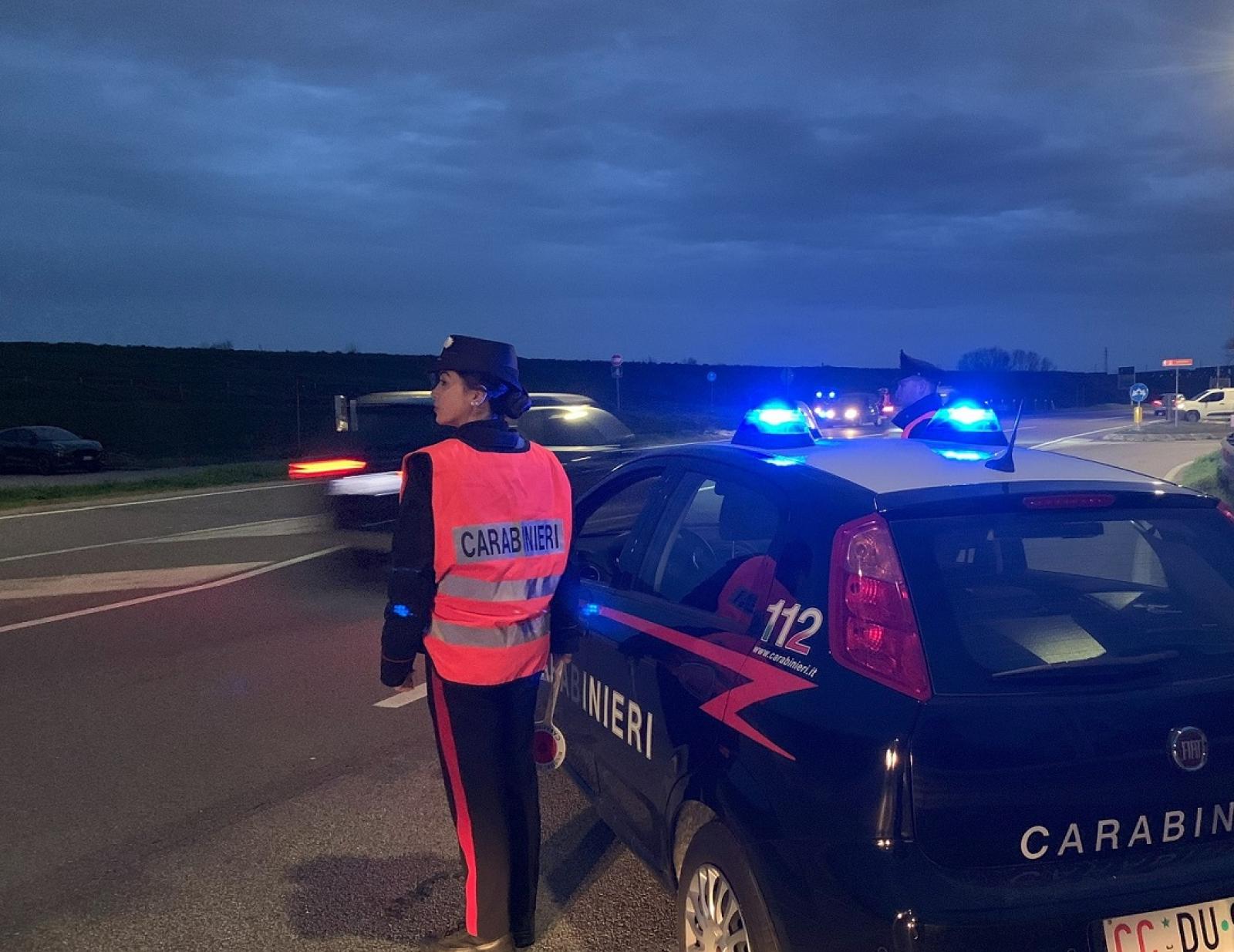 Violenze e pressioni sulla moglie, arrestato un 60enne