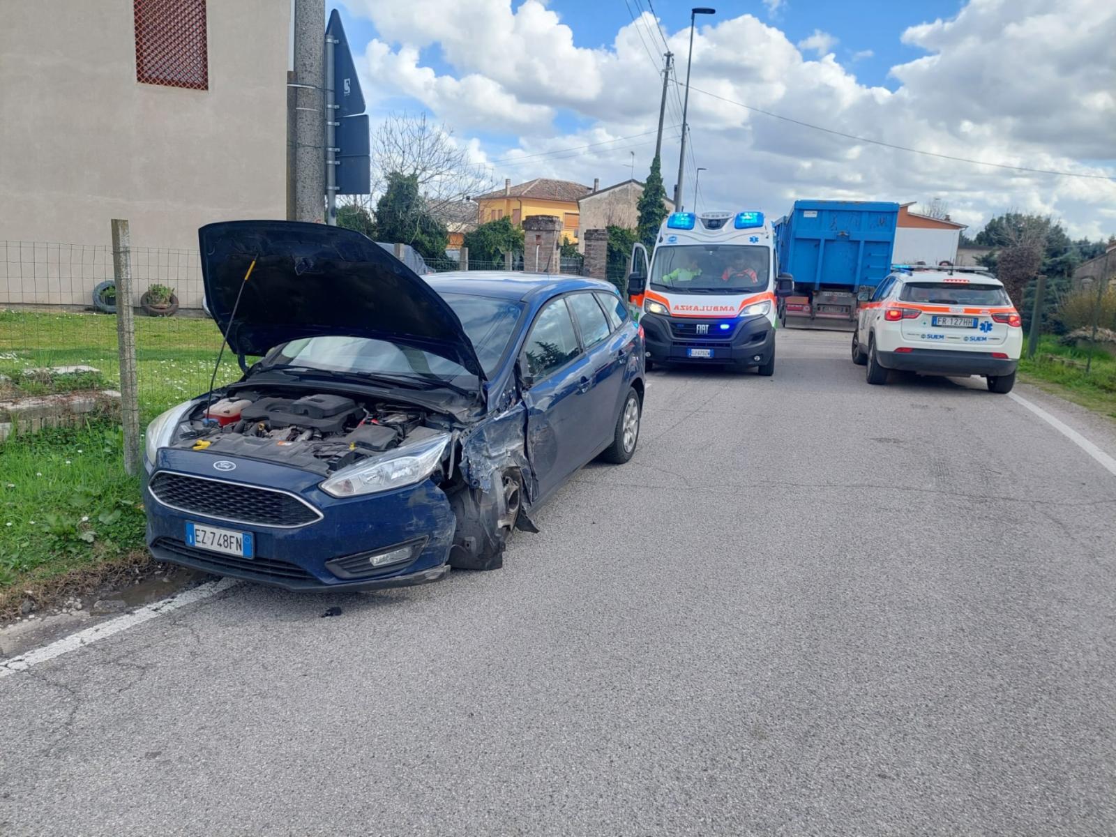 Schianto contro un tir, arriva l'elisoccorso