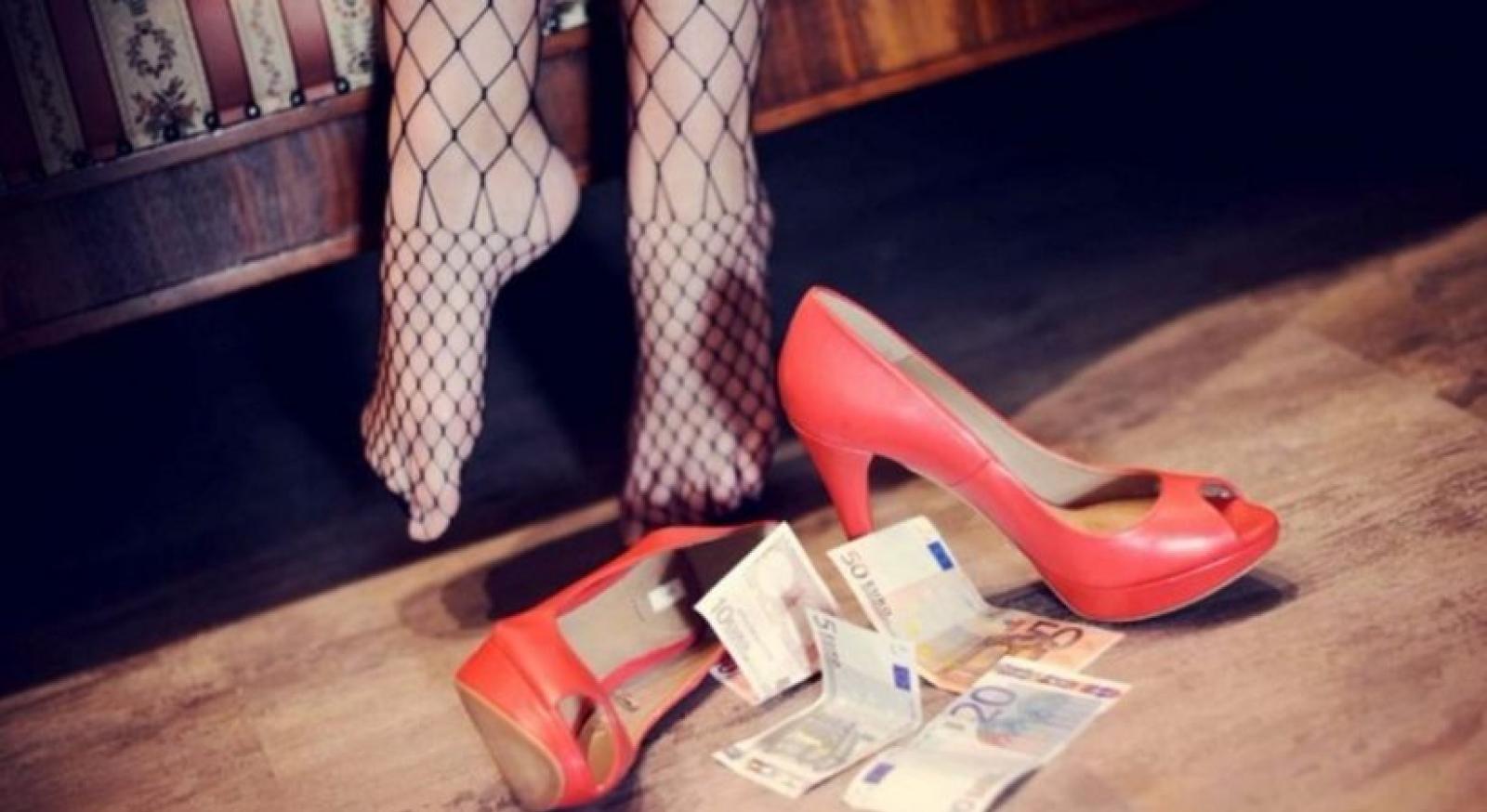 Prostituzione, ex agente nei guai