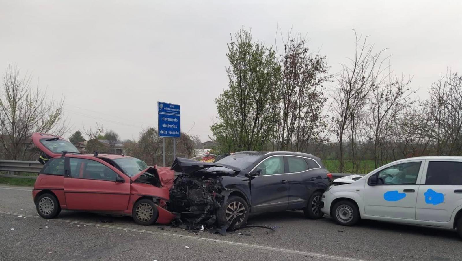 Triplo schianto, una vittima: chiusa la regionale 308