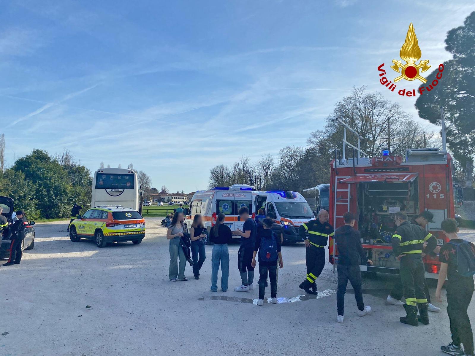 Bus contro l'albero, 14 studenti feriti