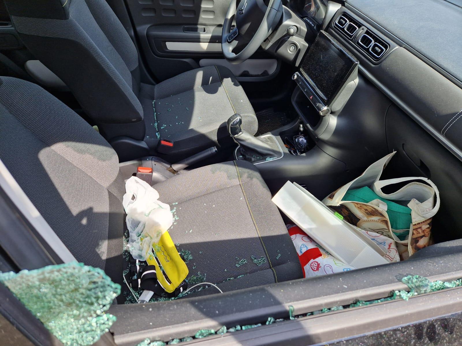 Porta la spesa alla mamma, le devastano l'auto