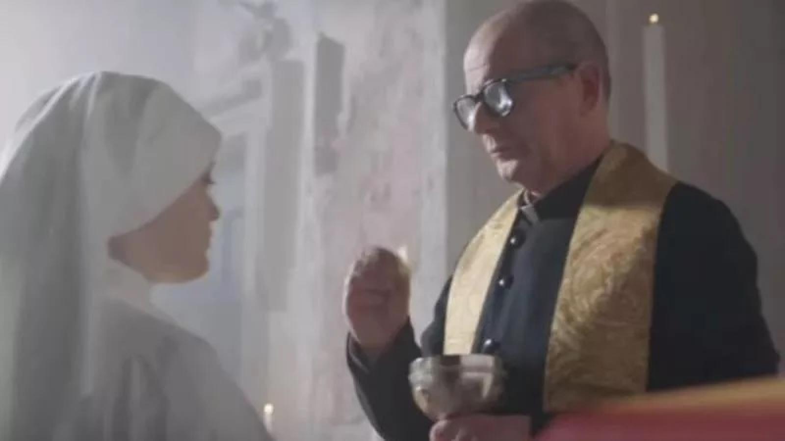 Lo scandalo delle patatine: la reazione di un parroco a un'offesa pubblicitaria