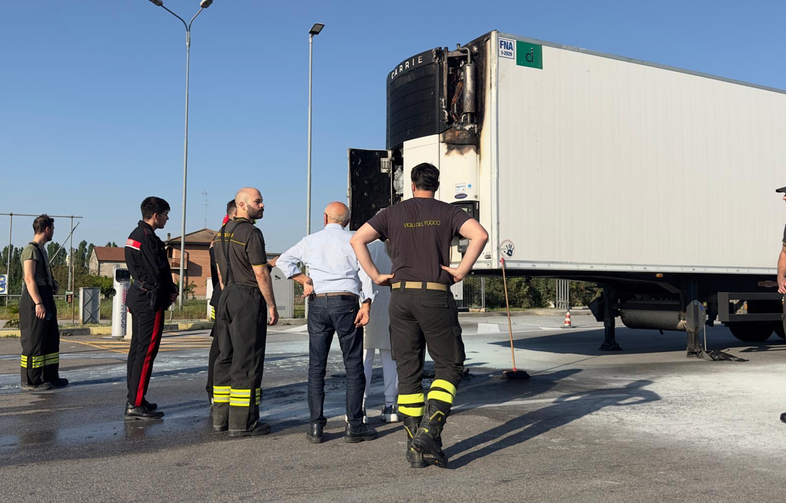 Paura per il camion a fuoco nel distributore