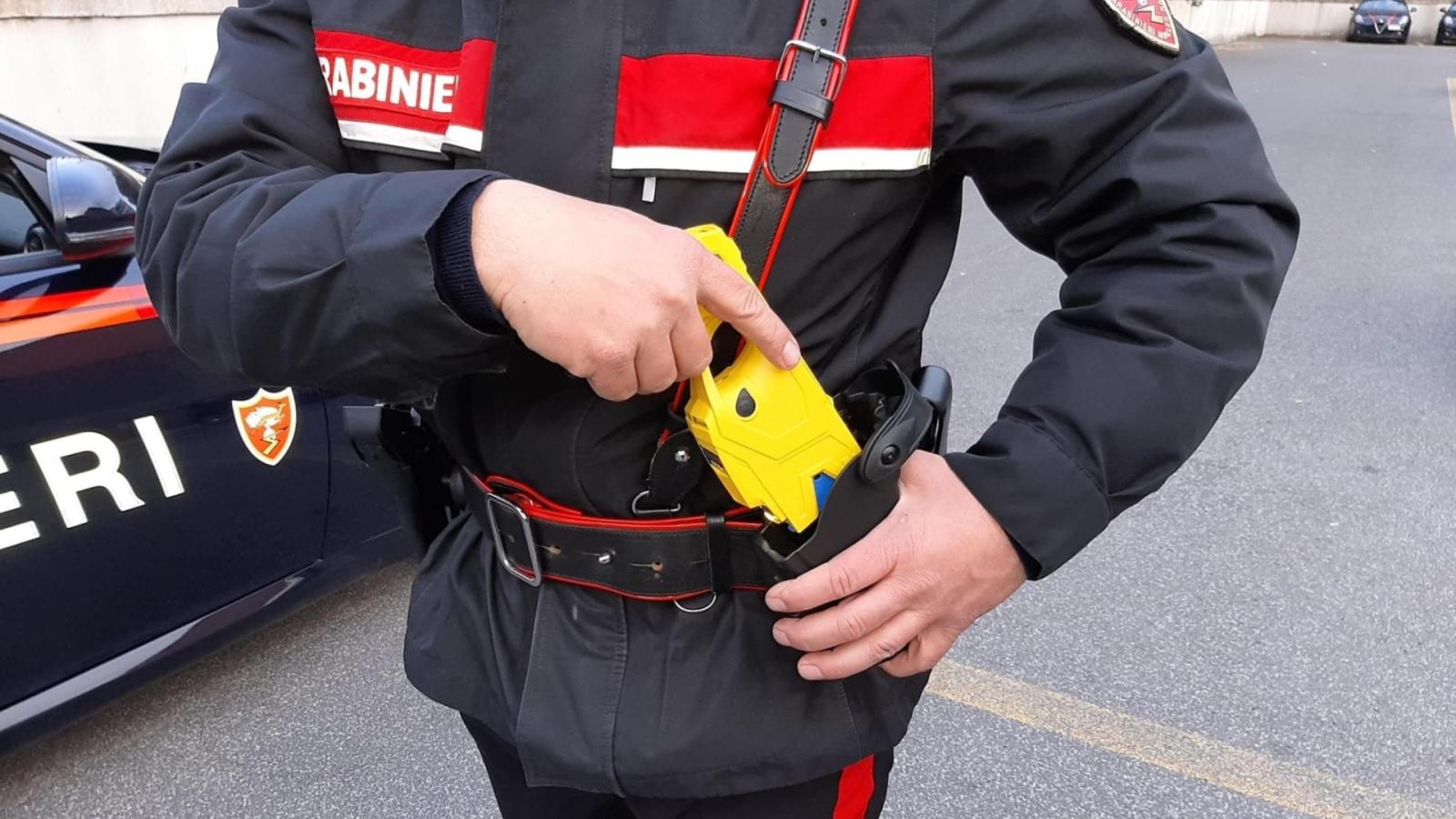 Panico all'IperTosano: l'uso del Taser per immobilizzare un uomo in escandescenze