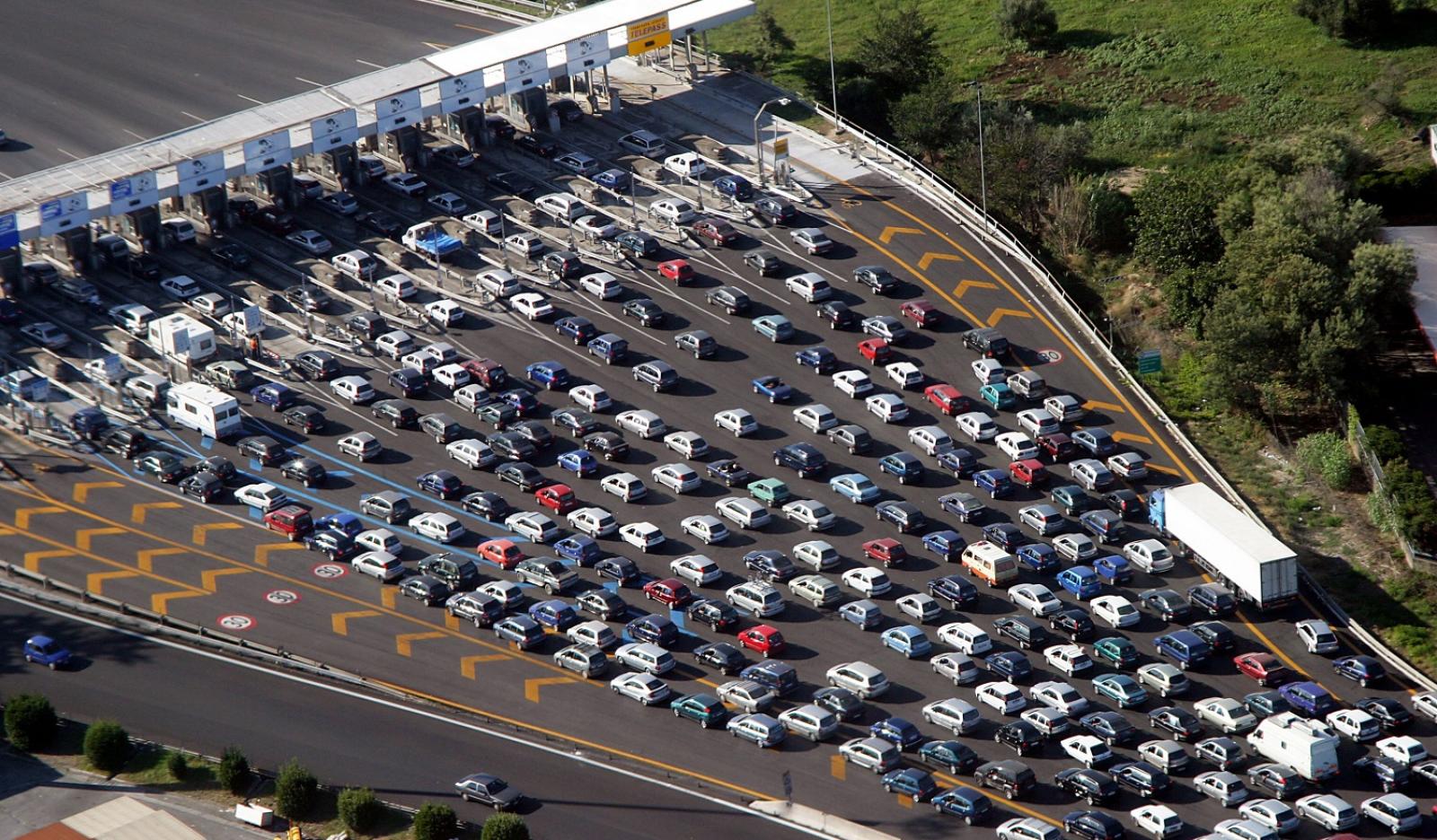 Weekend di Fuoco sulle Strade Italiane: Traffico Intenso e Avvistamenti di Delfini al Largo di Lignano