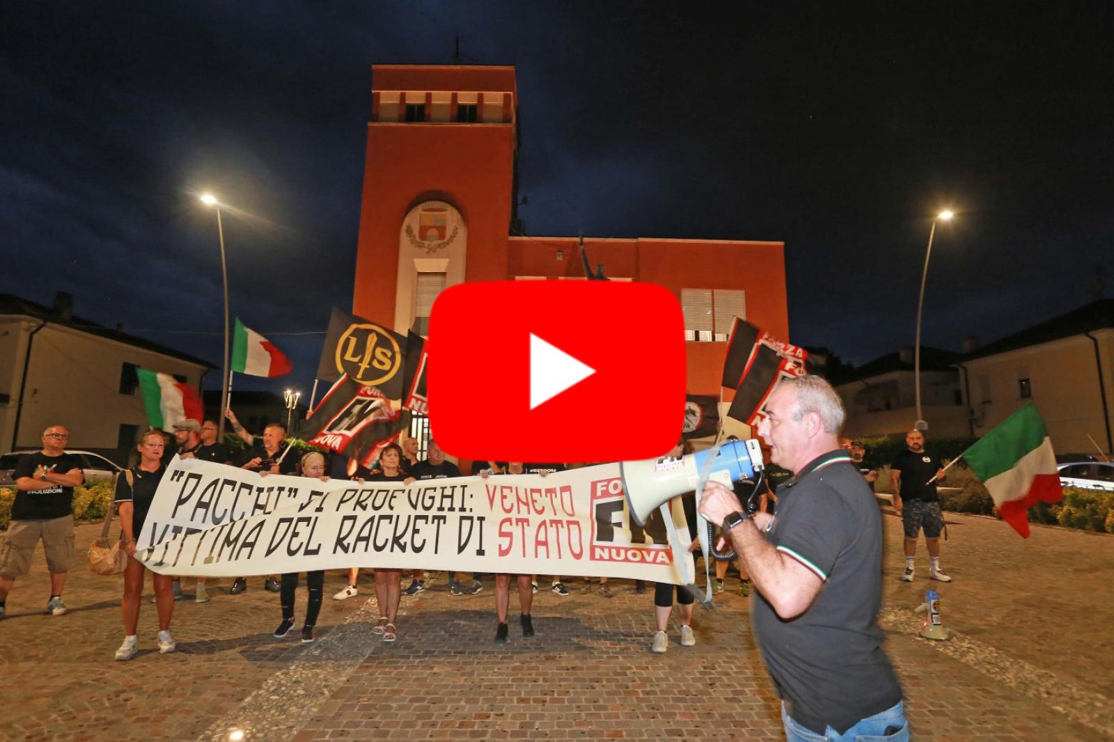 In piazza contro gli otto profughi