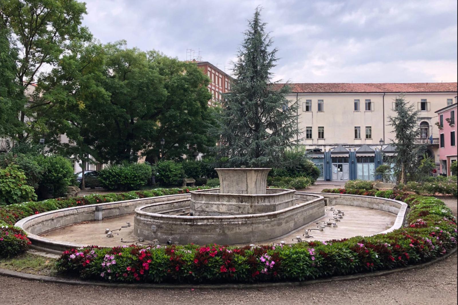 Calici di vino e musica all&rsquo;ombra della fontana