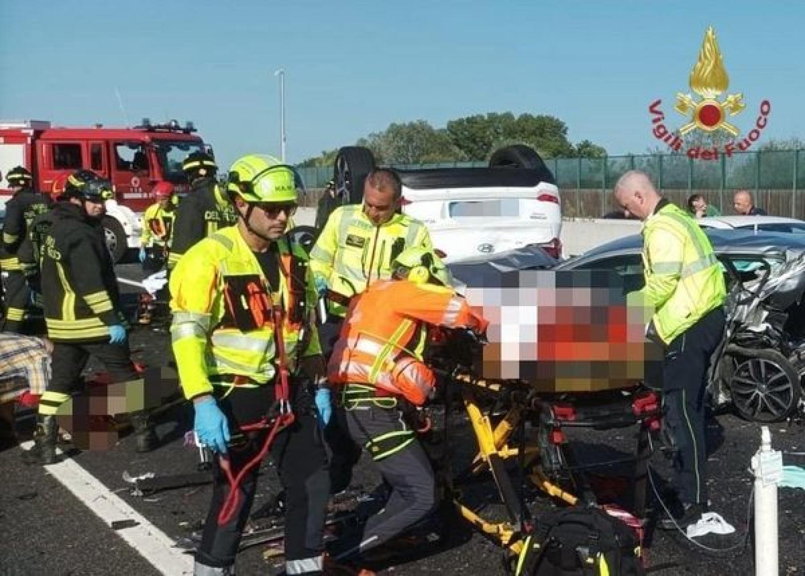 Incidente sull'A4: Otto Auto Coinvolte, Traffico Bloccato e Cinque Feriti