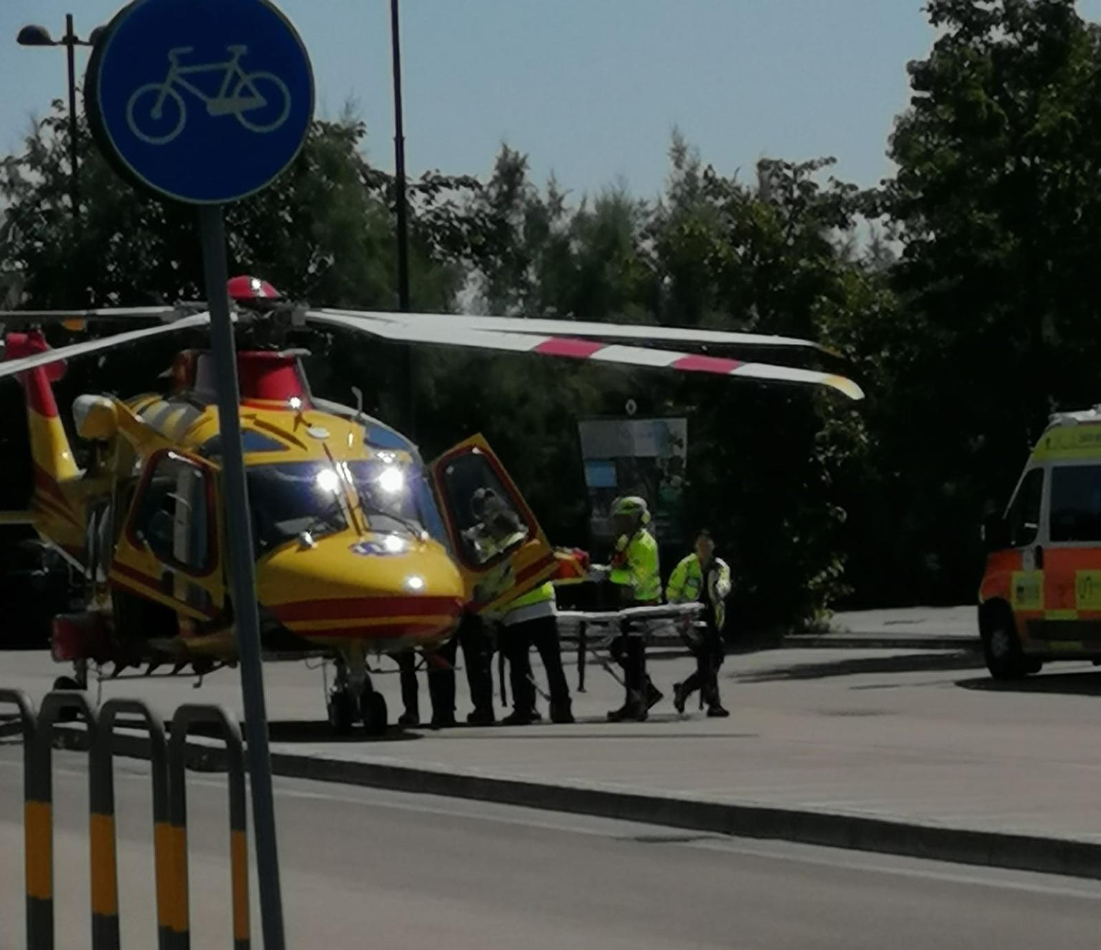 Auto contro bici, soccorso in elicottero