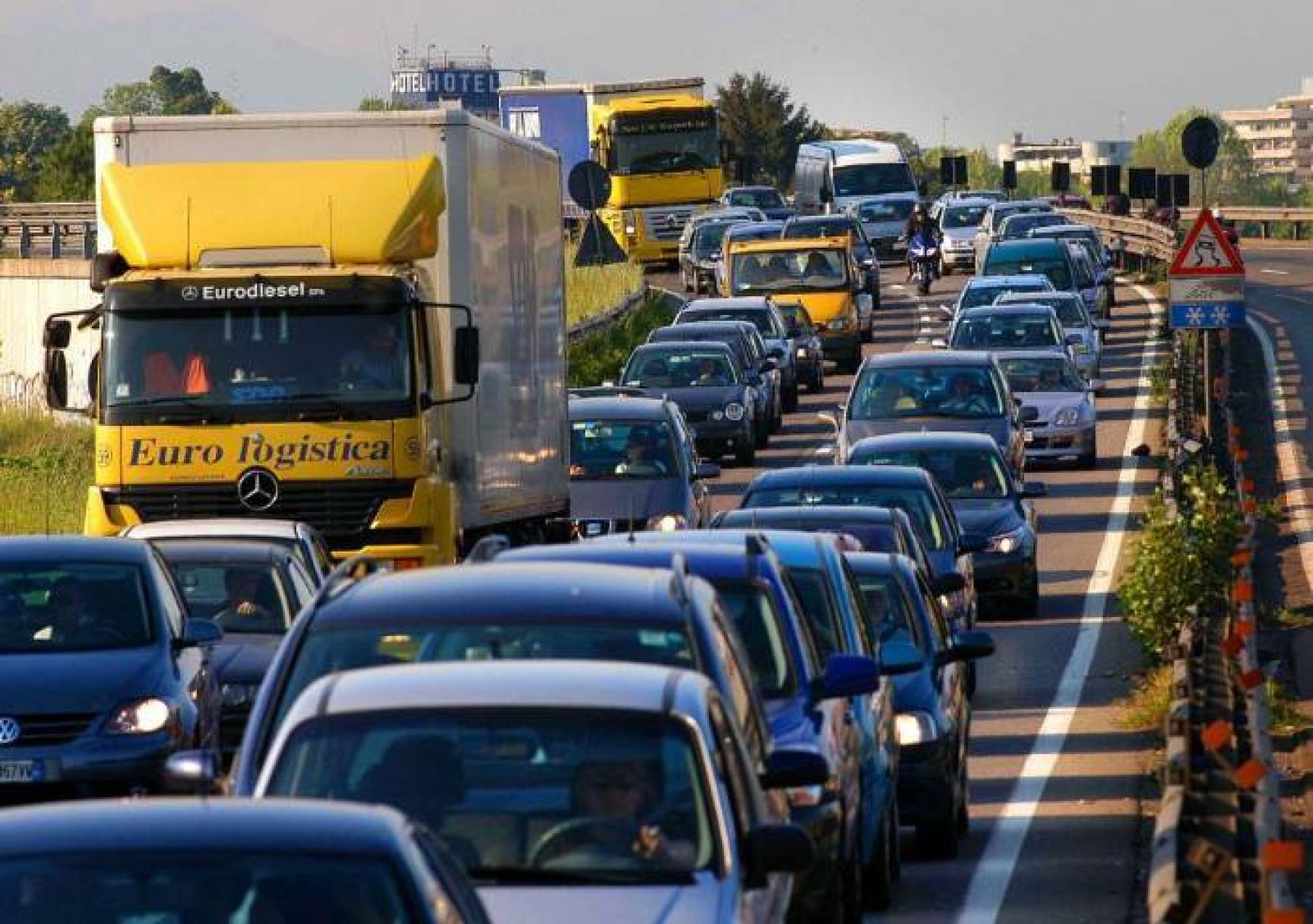 Ponte di Ferragosto: Traffico Intenso e Giornate da Bollino Nero e Rosso