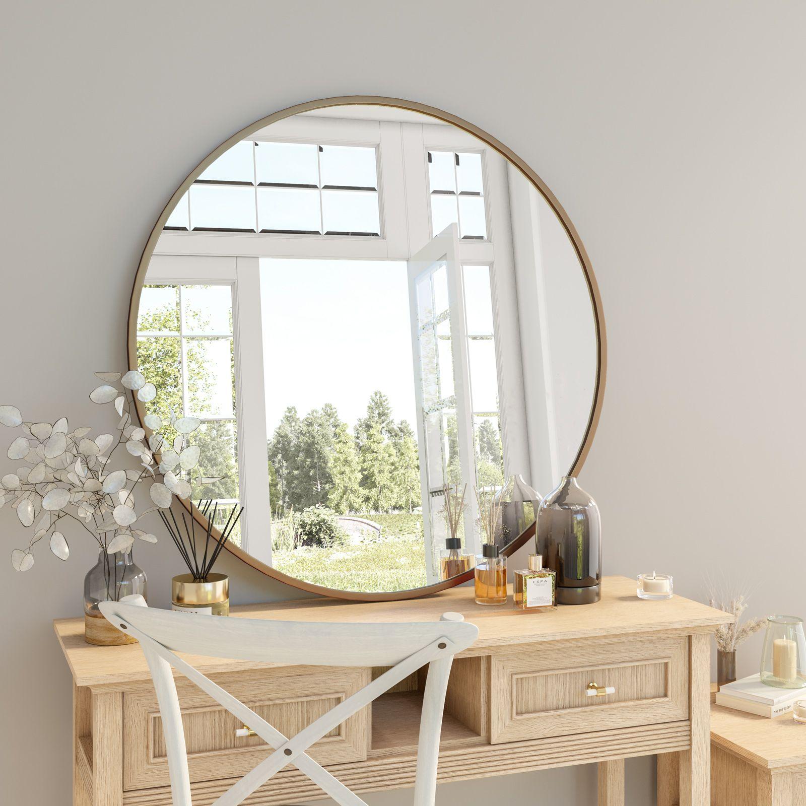 Interior design per ambienti moderni: come scegliere arredi, specchi e decorazioni