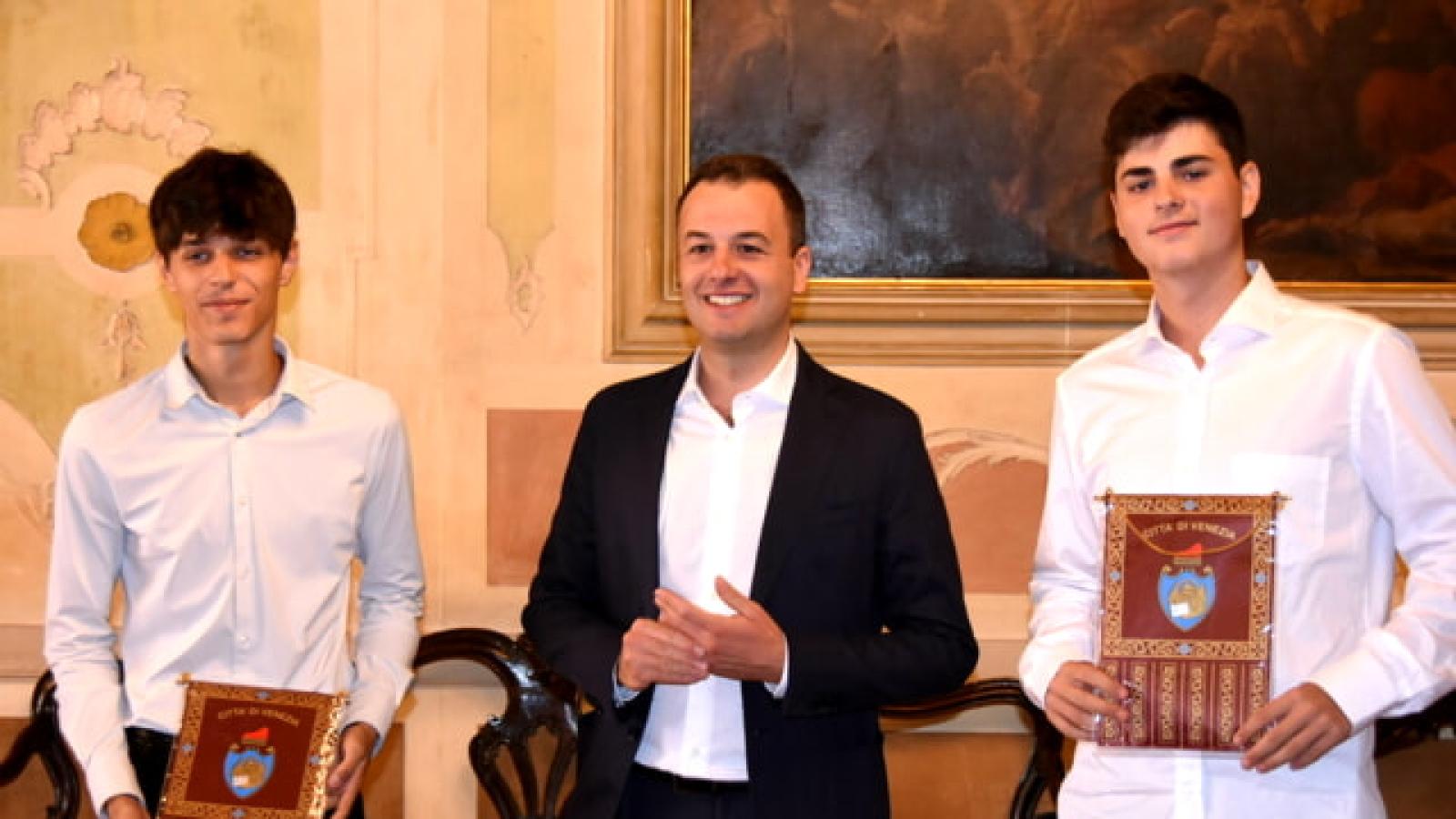 Eroi per un giorno: due giovani salvano un anziano da un incendio a Venezia