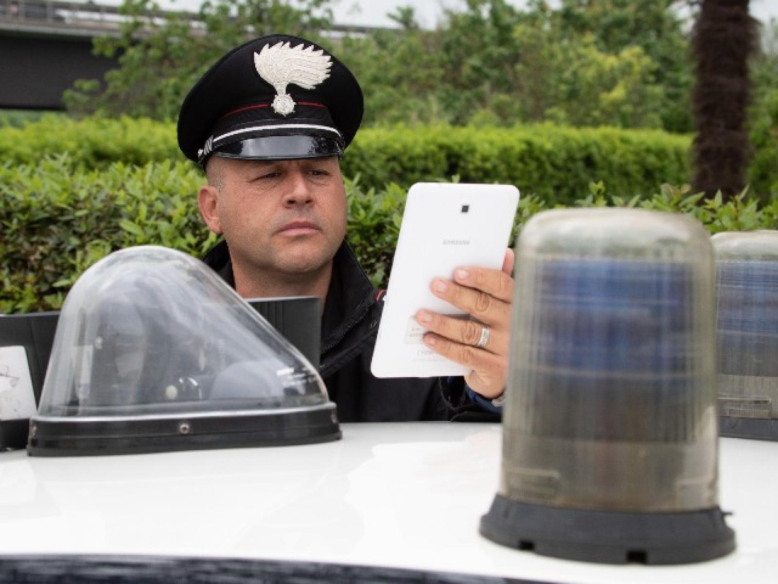 Ammazza la compagna e lo fa passare per un suicidio: lei registra tutto col cellulare