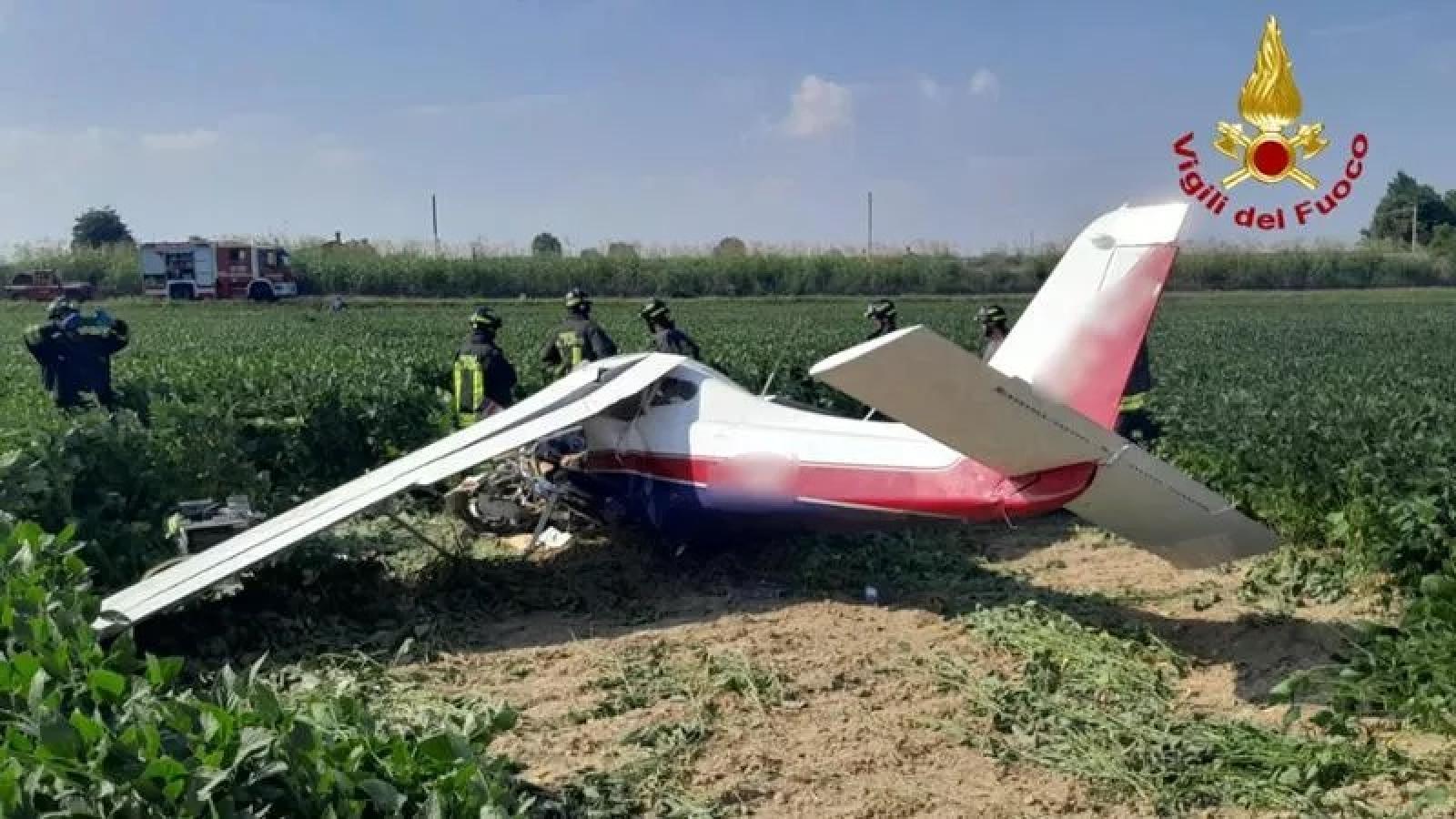 Precipita un ultraleggero, muore il pilota