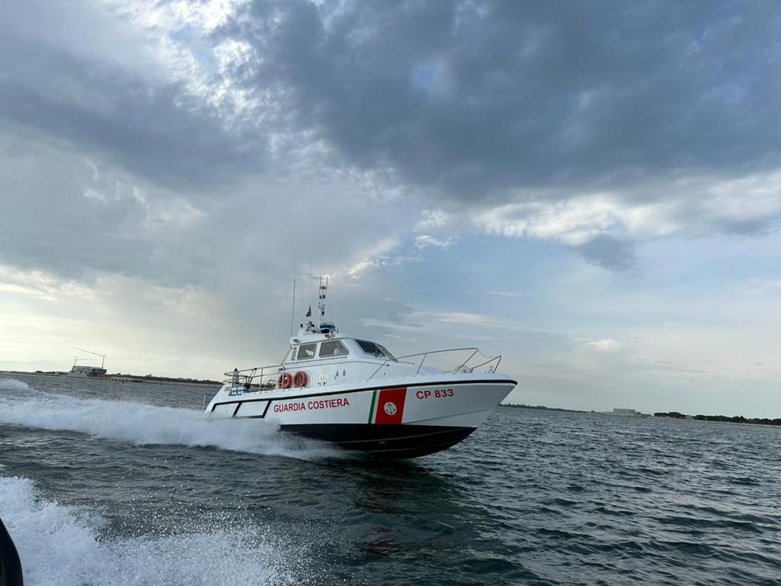 Rischiano di naufragare, salvati dalla Capitaneria di porto