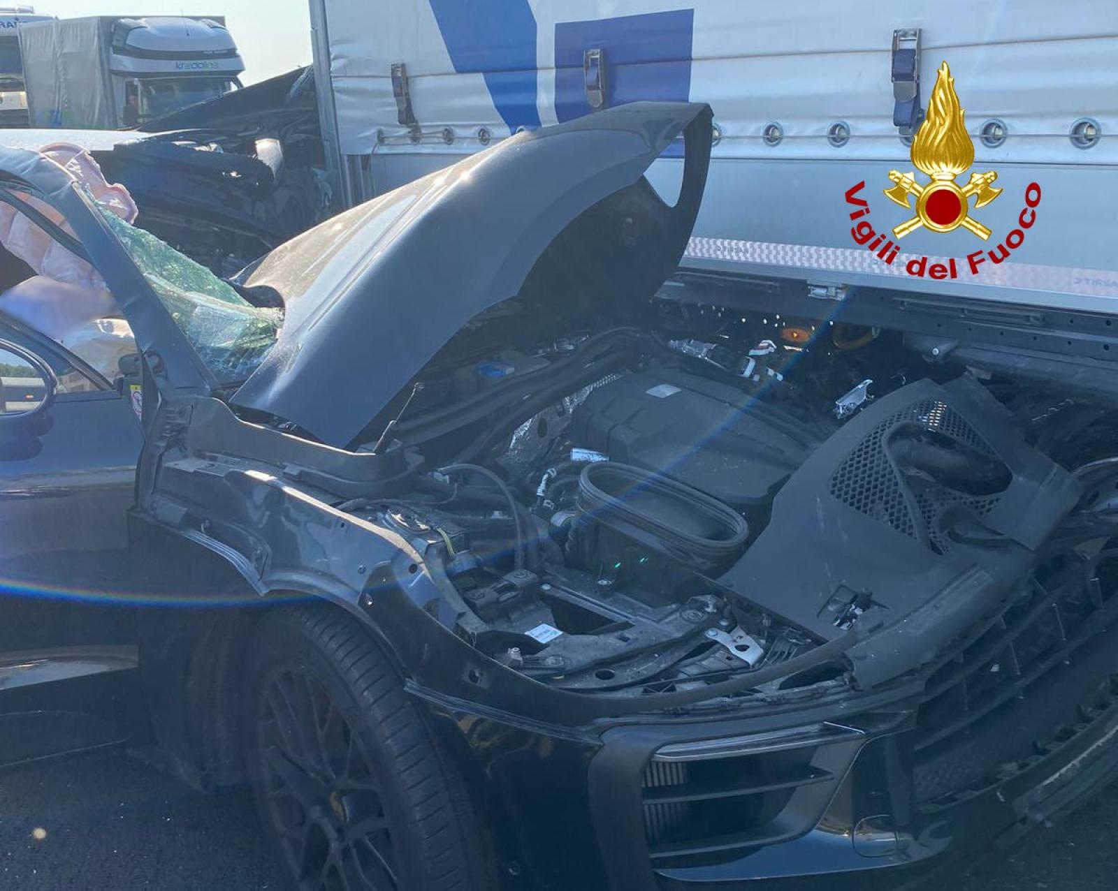 Tragedia sulla A4: Porsche si schianta sotto un tir, conducente muore incastrato tra le lamiere