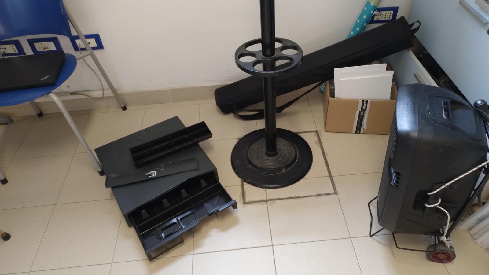 Ladri in piscina per rubare 500 euro