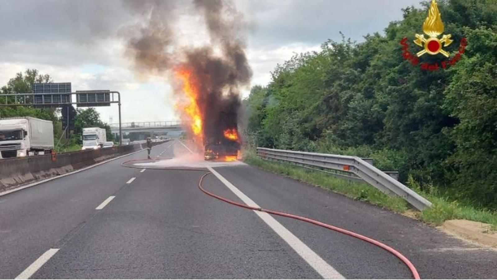 Tir a fuoco in A13, traffico in tilt
