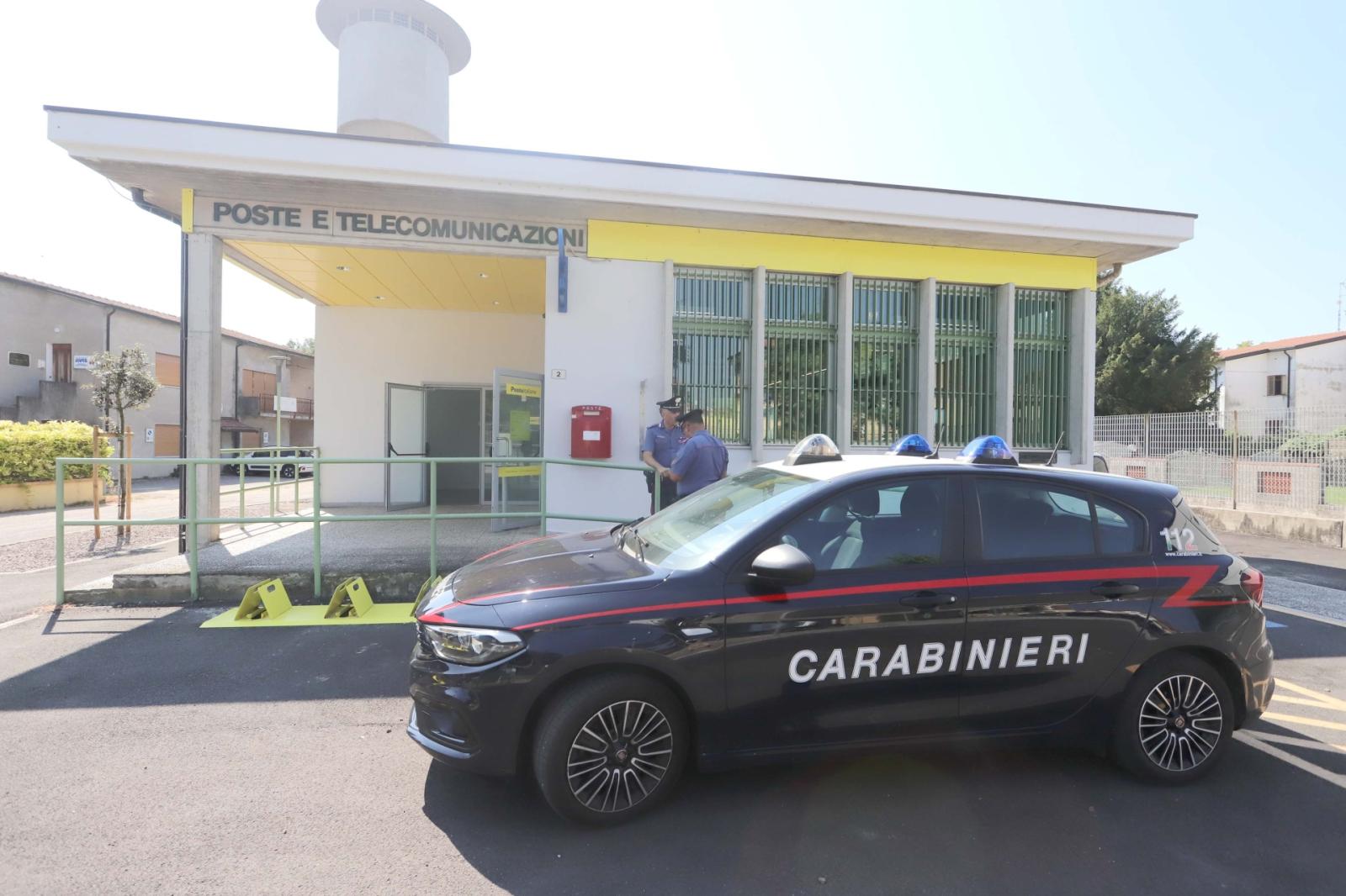 Rapina alle poste: pistola contro una donna incinta