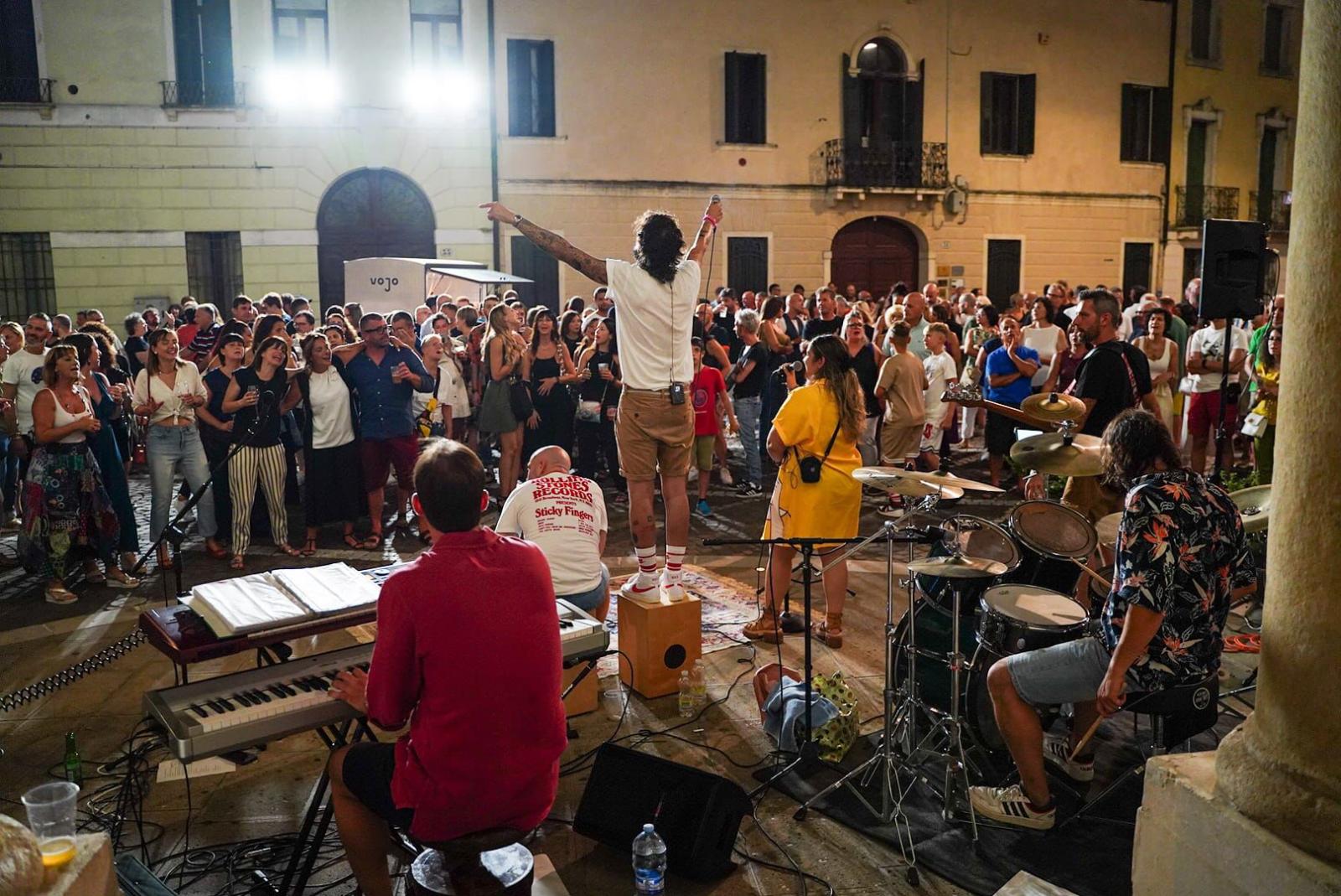 Musicalbar e voci dal basso, il centro esplode