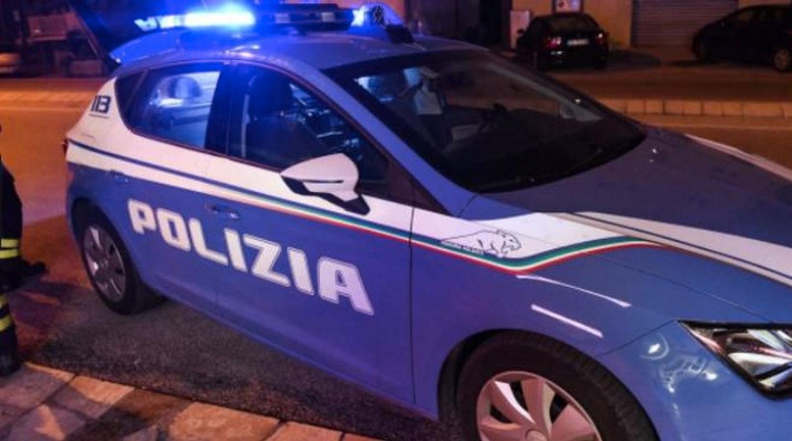 Offende i poliziotti, sfascia tutto e ride in faccia al giudice