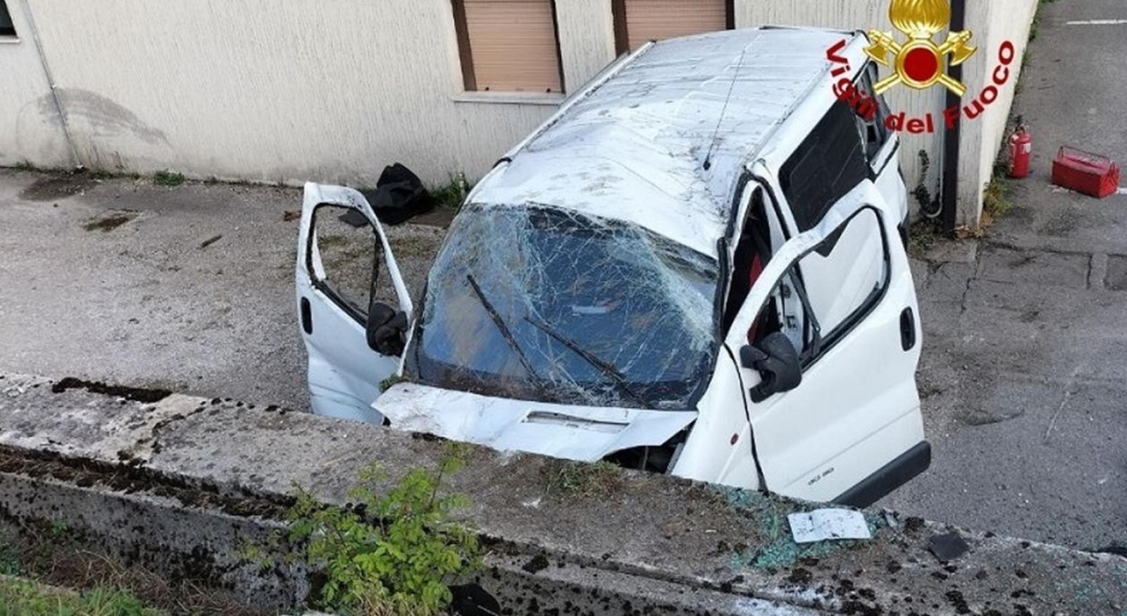 Tragedia sfiorata a Belluno: furgone precipita e si schianta contro un'abitazione, 8 feriti di cui 3 gravi