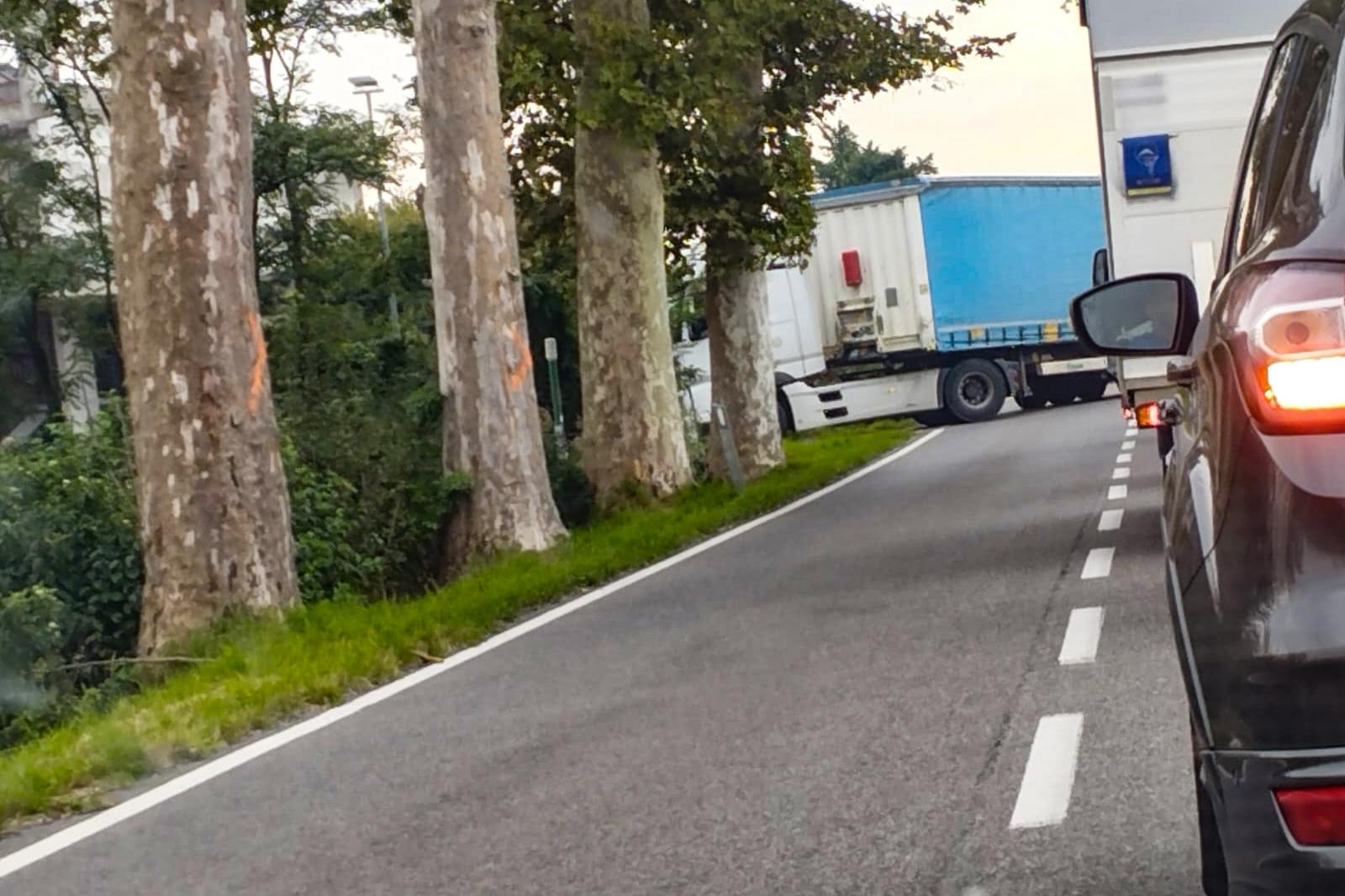 Mattinata di passione: tir fermo, tutti bloccati