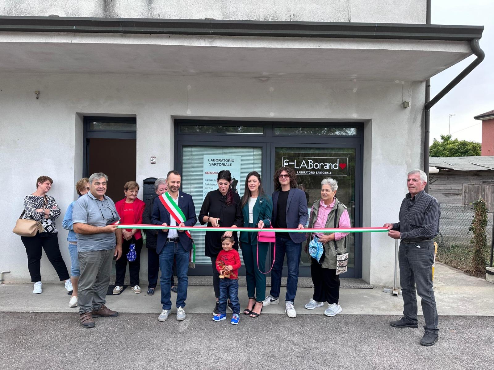 Le nuove attivit&agrave; in paese raddoppiano con il laboratorio di sartoria E-Laborando