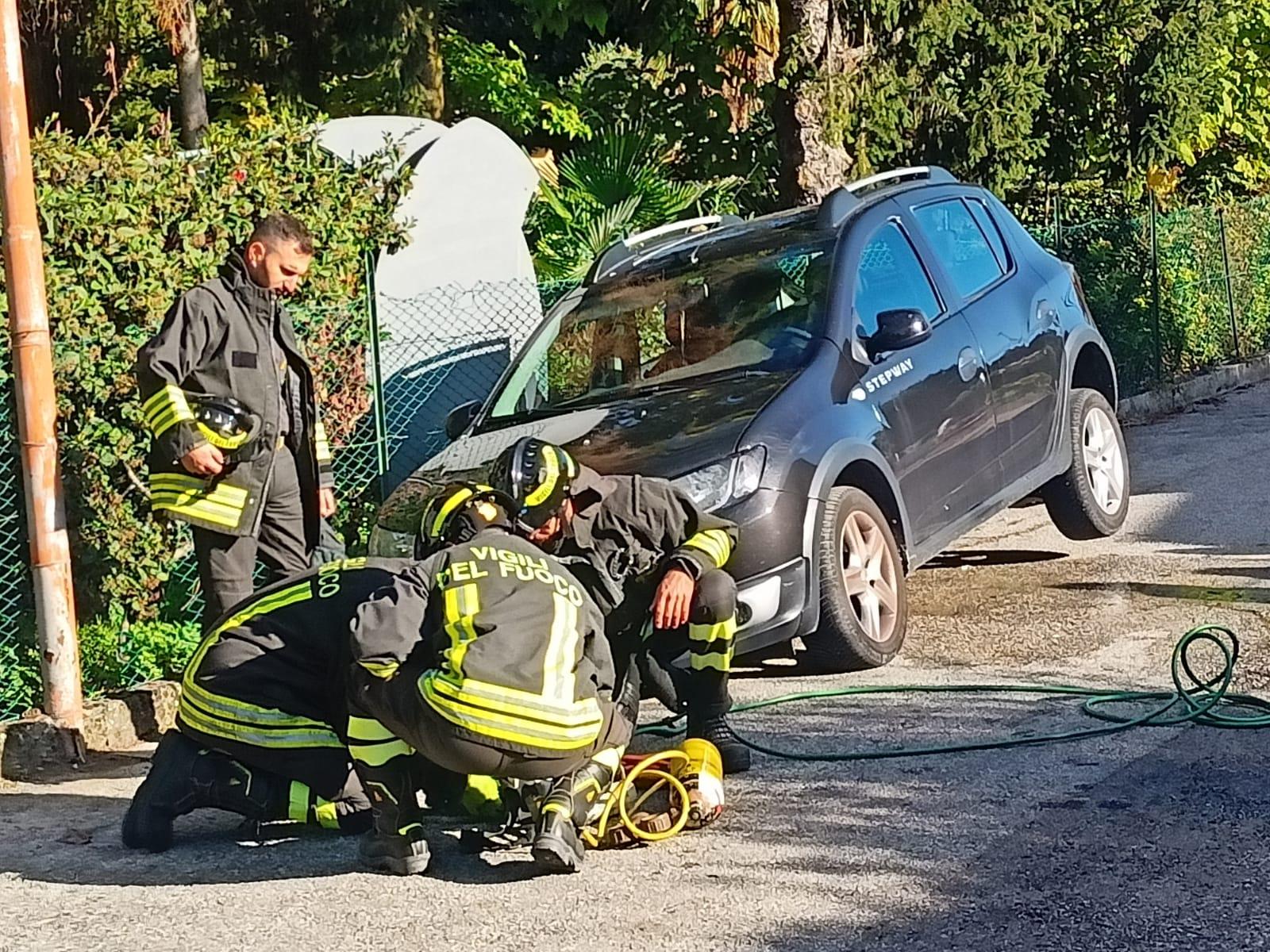 Sprofonda la strada, un'auto finisce dentro