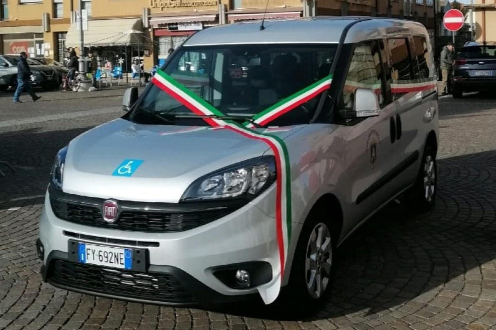 I ladri rubano il furgone degli anziani