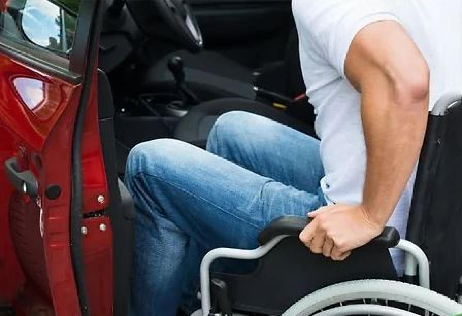 Patenti speciali per persone con disabilit&agrave; a causa di un incidente stradale: guida completa