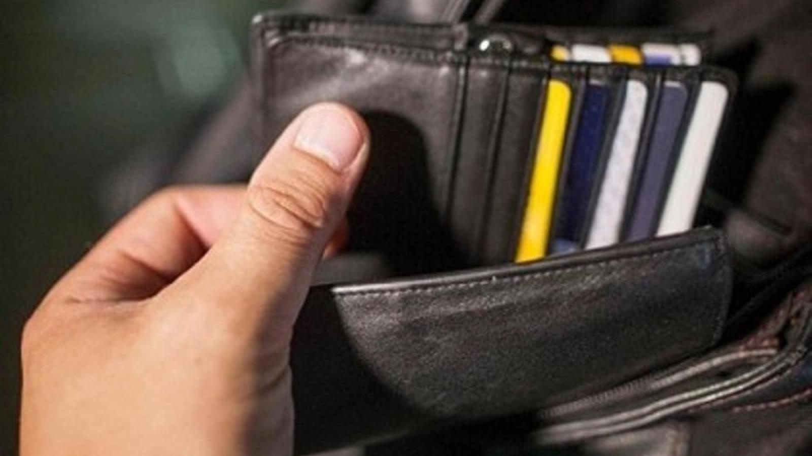 Anziano gettato a terra e scippato