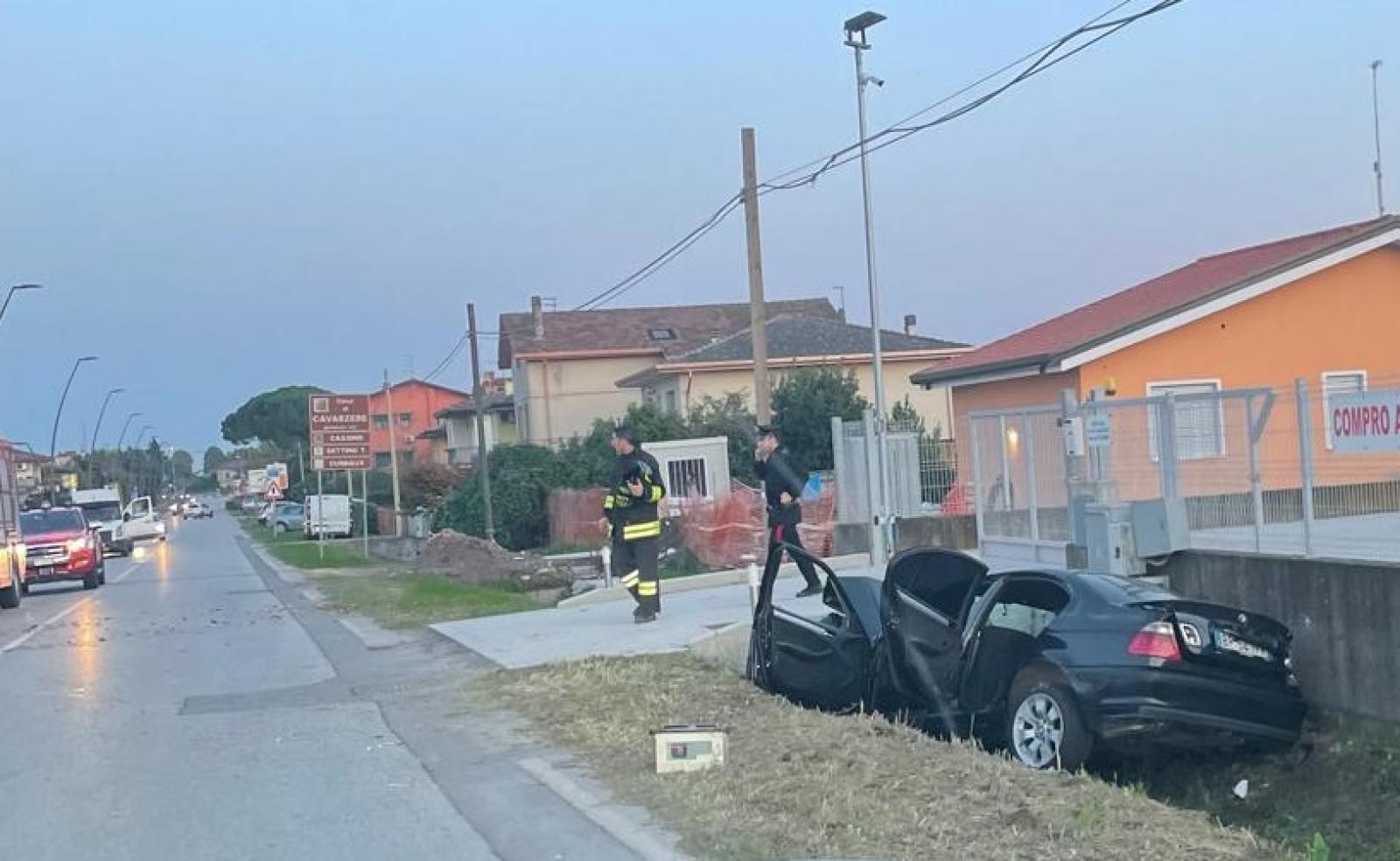 Schianto sul muretto con l'auto, due feriti gravi