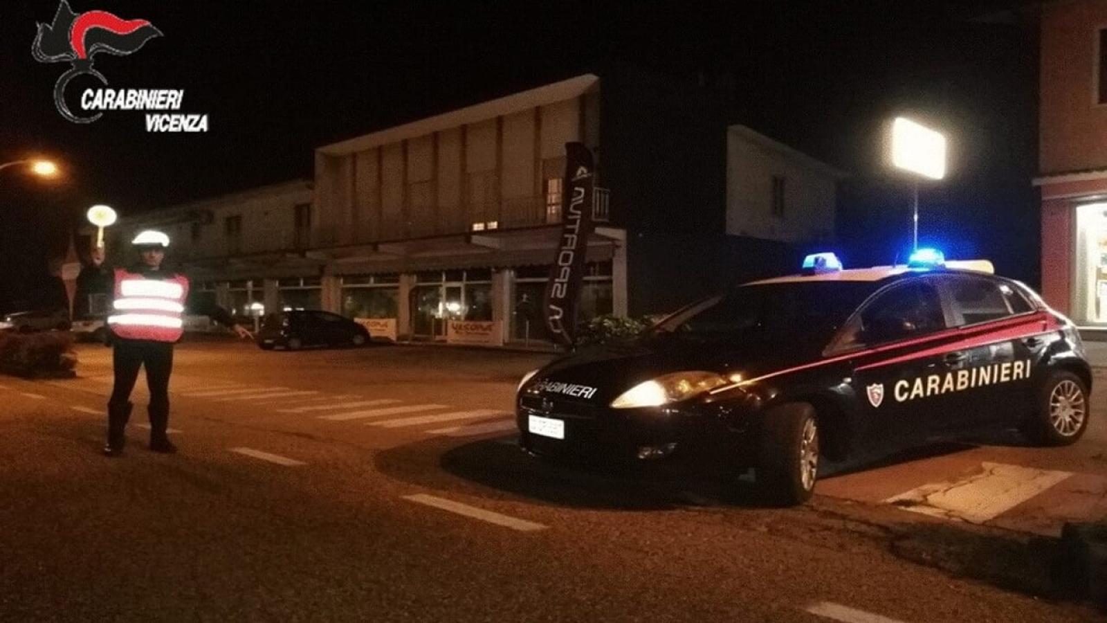 Giovane fermato dai carabinieri a Cornedo Vicentino: una notte di follia tra alcol, droga e resistenza