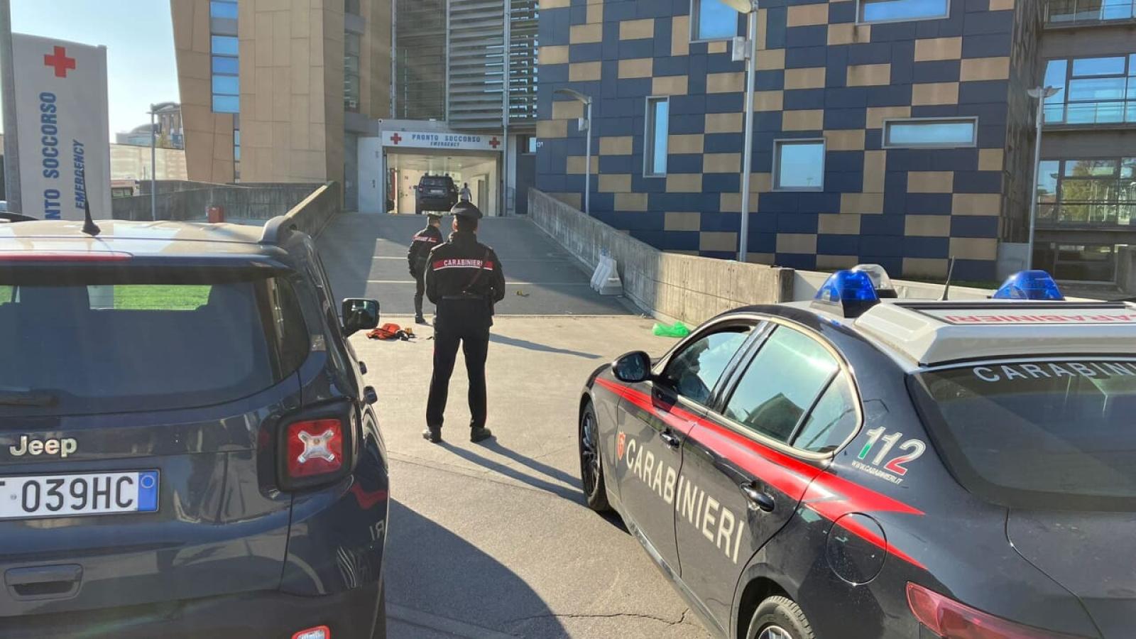 Armato semina il panico all'ospedale