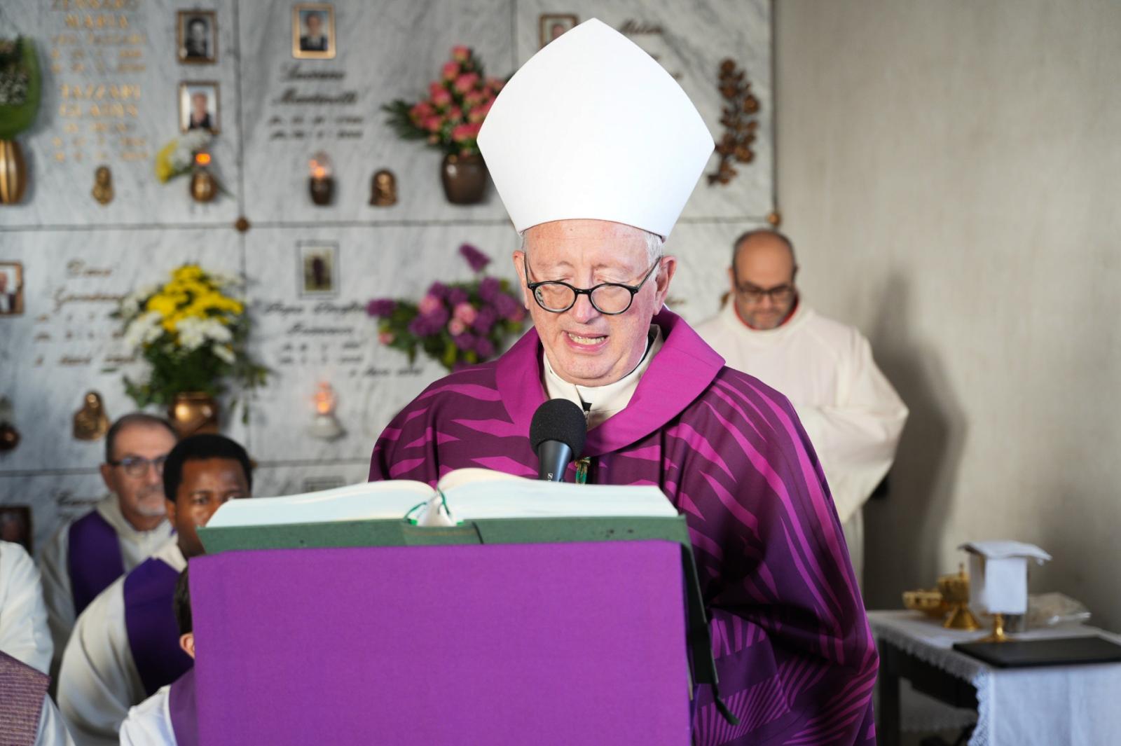 Il vescovo: &ldquo;Attenti a privatizzare la morte&rdquo;