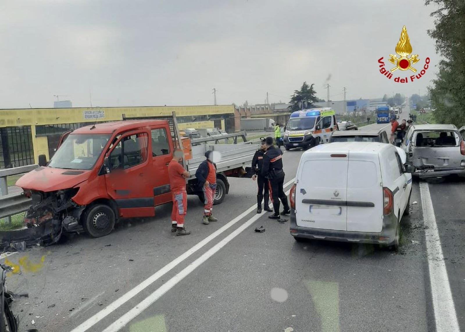 Inferno in Romea: 5 veicoli incidentati, 10 feriti, caos