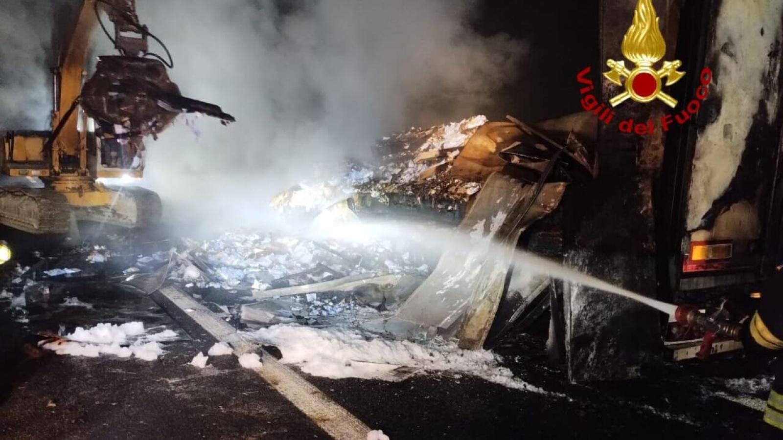 Autoarticolato in Fiamme sulla A4: Una Notte di Lavoro per i Vigili del Fuoco